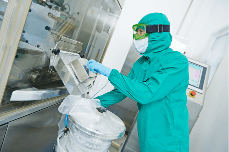 Tecnico chimico farmaceutico al lavoro in ambiente sterile