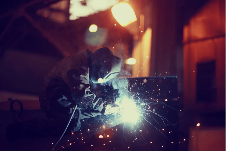 Operaio metalmeccanico al lavoro in industria