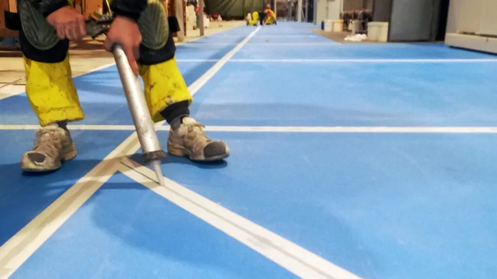 Sigillatura dei giunti di un pavimento industriale in resina